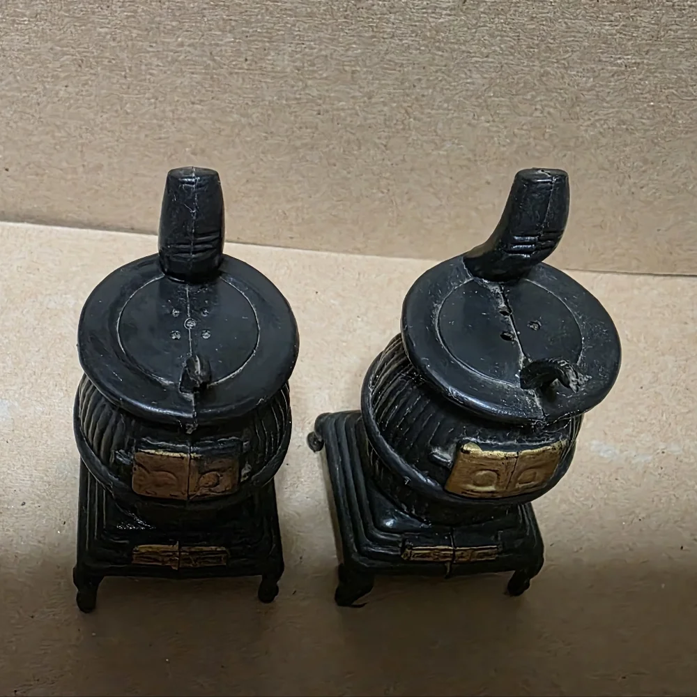 Vtg Pot Belly Stove Salt Pepper Shaker Set #159